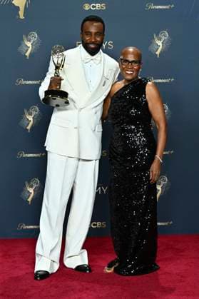Trammell Tillman with the Emmy for Best Supporting Actor in a Drama Series Severance and his mother at the 77 Primetime Emmy Awards 2025 Photocall at the Peacock Theater Los Angeles, September 14, 2025 Foto:xD.xStarbuckx xFuturexImagex emmy_5812
