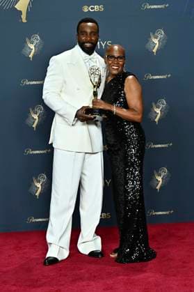 Trammell Tillman with the Emmy for Best Supporting Actor in a Drama Series Severance and his mother at the 77 Primetime Emmy Awards 2025 Photocall at the Peacock Theater Los Angeles, September 14, 2025 Foto:xD.xStarbuckx xFuturexImagex emmy_5813