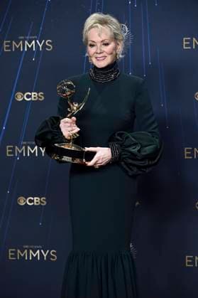 Jean Smart with the Emmy for Best Lead Actress in a Comedy Series Hacks at the 77 Primetime Emmy Awards 2025 Photocall at the Peacock Theater Los Angeles, 14 09 2025 Foto:xD.xStarbuckx xFuturexImagex emmy_5825