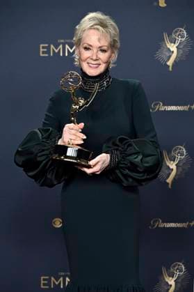Jean Smart with the Emmy for Best Lead Actress in a Comedy Series Hacks at the 77 Primetime Emmy Awards 2025 Photocall at the Peacock Theater Los Angeles, 14 09 2025 Foto:xD.xStarbuckx xFuturexImagex emmy_5826