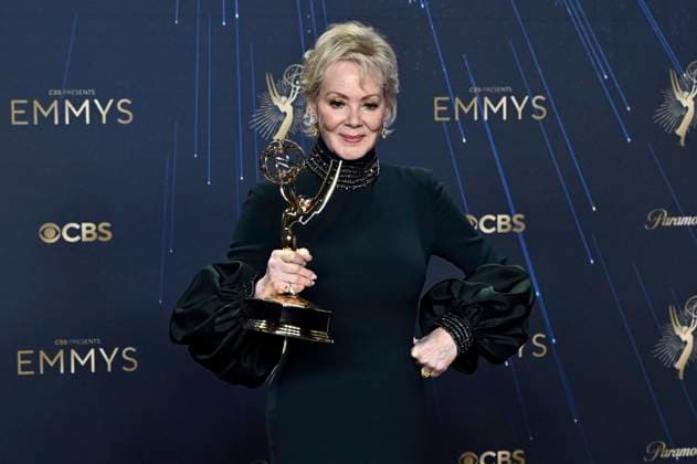Jean Smart with the Emmy for Best Lead Actress in a Comedy Series Hacks at the 77 Primetime Emmy Awards 2025 Photocall at the Peacock Theater Los Angeles, 14 09 2025 Foto:xD.xStarbuckx xFuturexImagex emmy_5829