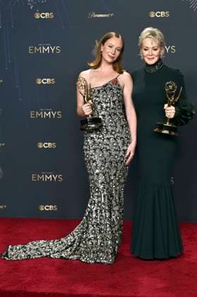 Hannah Einbinder and Jean Smart with the Emmy for Best Actress in a Comedy Series Hacks at the 77 Primetime Emmy Awards 2025 Photocall at the Peacock Theater Los Angeles, 14 09 2025 Foto:xD.xStarbuckx xFuturexImagex emmy_5830