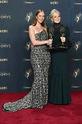 Hannah Einbinder and Jean Smart with the Emmy for Best Actress in a Comedy Series Hacks at the 77 Primetime Emmy Awards 2025 Photocall at the Peacock Theater Los Angeles, 14 09 2025 Foto:xD.xStarbuckx xFuturexImagex emmy_5831