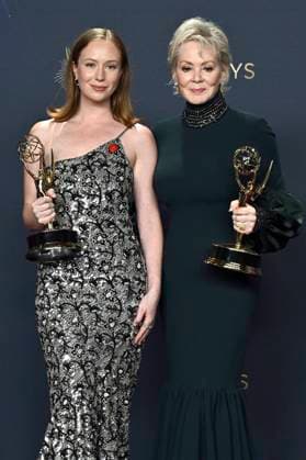 Hannah Einbinder and Jean Smart with the Emmy for Best Actress in a Comedy Series Hacks at the 77 Primetime Emmy Awards 2025 Photocall at the Peacock Theater Los Angeles, 14 09 2025 Foto:xD.xStarbuckx xFuturexImagex emmy_5832