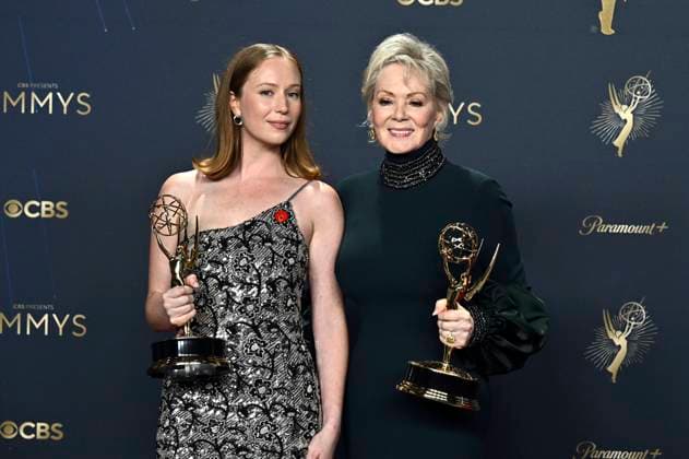 Hannah Einbinder and Jean Smart with the Emmy for Best Actress in a Comedy Series Hacks at the 77 Primetime Emmy Awards 2025 Photocall at the Peacock Theater Los Angeles, 14 09 2025 Foto:xD.xStarbuckx xFuturexImagex emmy_5833