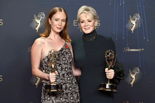 Hannah Einbinder and Jean Smart with the Emmy for Best Actress in a Comedy Series Hacks at the 77 Primetime Emmy Awards 2025 Photocall at the Peacock Theater Los Angeles, 14 09 2025 Foto:xD.xStarbuckx xFuturexImagex emmy_5834