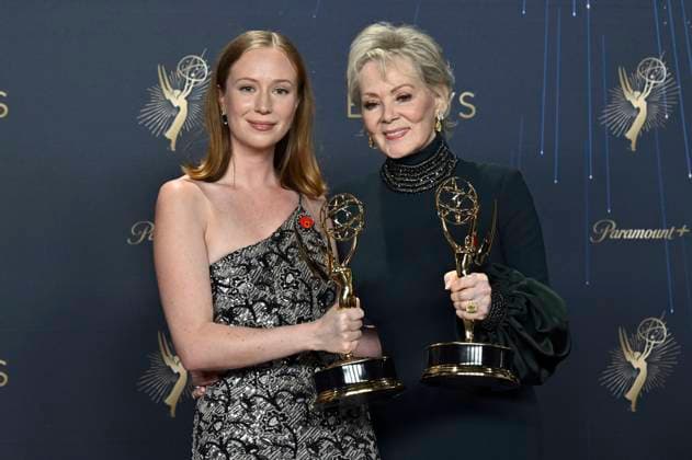 Hannah Einbinder and Jean Smart with the Emmy for Best Actress in a Comedy Series Hacks at the 77 Primetime Emmy Awards 2025 Photocall at the Peacock Theater Los Angeles, 14 09 2025 Foto:xD.xStarbuckx xFuturexImagex emmy_5835