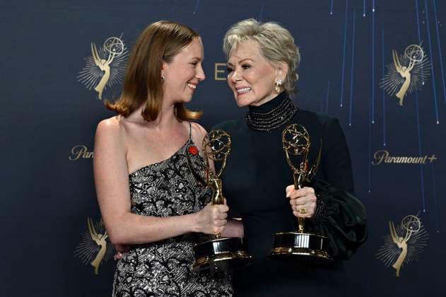 Hannah Einbinder and Jean Smart with the Emmy for Best Actress in a Comedy Series Hacks at the 77 Primetime Emmy Awards 2025 Photocall at the Peacock Theater Los Angeles, 14 09 2025 Foto:xD.xStarbuckx xFuturexImagex emmy_5836