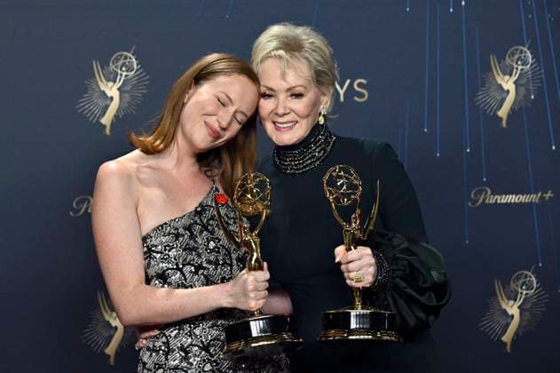 Hannah Einbinder and Jean Smart with the Emmy for Best Actress in a Comedy Series Hacks at the 77 Primetime Emmy Awards 2025 Photocall at the Peacock Theater Los Angeles, 14 09 2025 Foto:xD.xStarbuckx xFuturexImagex emmy_5837