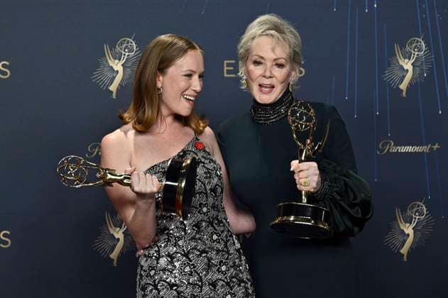 Hannah Einbinder and Jean Smart with the Emmy for Best Actress in a Comedy Series Hacks at the 77 Primetime Emmy Awards 2025 Photocall at the Peacock Theater Los Angeles, 14 09 2025 Foto:xD.xStarbuckx xFuturexImagex emmy_5838
