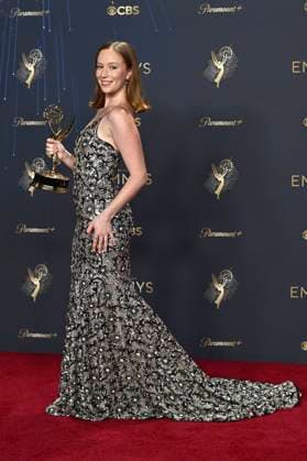 Hannah Einbinder with the Emmy for Best Supporting Actress in a Comedy Series Hacks at the 77 Primetime Emmy Awards 2025 Photocall at the Peacock Theater Los Angeles, 14 09 2025 Foto:xD.xStarbuckx xFuturexImagex emmy_5840