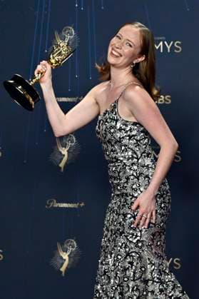 Hannah Einbinder with the Emmy for Best Supporting Actress in a Comedy Series Hacks at the 77 Primetime Emmy Awards 2025 Photocall at the Peacock Theater Los Angeles, 14 09 2025 Foto:xD.xStarbuckx xFuturexImagex emmy_5841