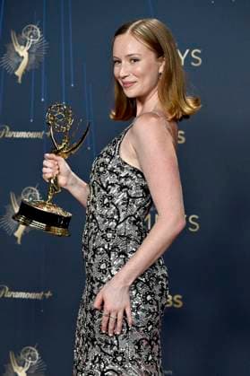 Hannah Einbinder with the Emmy for Best Supporting Actress in a Comedy Series Hacks at the 77 Primetime Emmy Awards 2025 Photocall at the Peacock Theater Los Angeles, 14 09 2025 Foto:xD.xStarbuckx xFuturexImagex emmy_5842