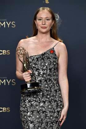 Hannah Einbinder with the Emmy for Best Supporting Actress in a Comedy Series Hacks at the 77 Primetime Emmy Awards 2025 Photocall at the Peacock Theater Los Angeles, 14 09 2025 Foto:xD.xStarbuckx xFuturexImagex emmy_5844