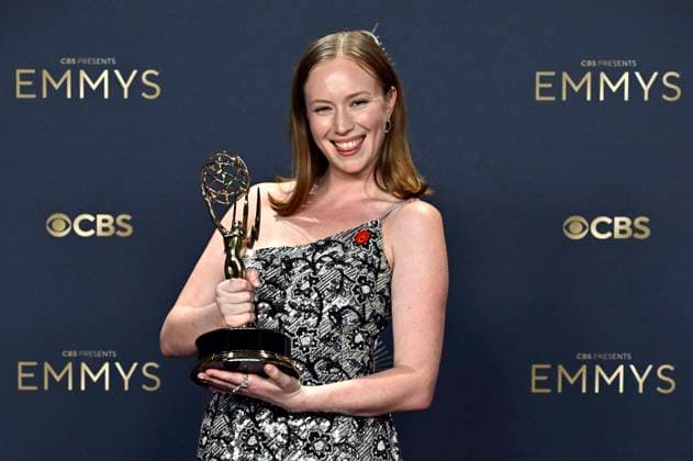 Hannah Einbinder with the Emmy for Best Supporting Actress in a Comedy Series Hacks at the 77 Primetime Emmy Awards 2025 Photocall at the Peacock Theater Los Angeles, 14 09 2025 Foto:xD.xStarbuckx xFuturexImagex emmy_5845
