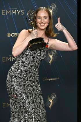 Hannah Einbinder with the Emmy for Best Supporting Actress in a Comedy Series Hacks at the 77 Primetime Emmy Awards 2025 Photocall at the Peacock Theater Los Angeles, 14 09 2025 Foto:xD.xStarbuckx xFuturexImagex emmy_5846