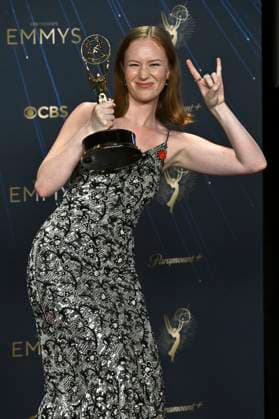 Hannah Einbinder with the Emmy for Best Supporting Actress in a Comedy Series Hacks at the 77 Primetime Emmy Awards 2025 Photocall at the Peacock Theater Los Angeles, 14 09 2025 Foto:xD.xStarbuckx xFuturexImagex emmy_5847