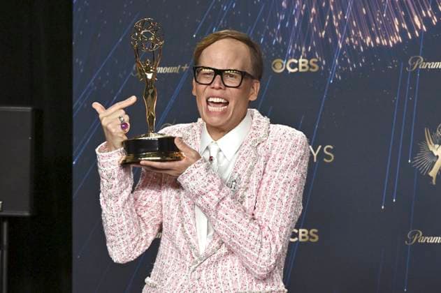 Jeff Hiller with the Emmy for Best Supporting Actor in a Comedy Series Somebody Somewhere at the 77 Primetime Emmy Awards 2025 Photocall at the Peacock Theater Los Angeles, 14 09 2025 Foto:xD.xStarbuckx xFuturexImagex emmy_5854