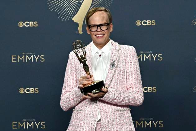 Jeff Hiller with the Emmy for Best Supporting Actor in a Comedy Series Somebody Somewhere at the 77 Primetime Emmy Awards 2025 Photocall at the Peacock Theater Los Angeles, 14 09 2025 Foto:xD.xStarbuckx xFuturexImagex emmy_5855