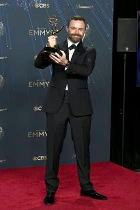 Philip Barantini with the Emmy for Best Director for the mini-series Adolescence at the 77 Primetime Emmy Awards 2025 Photocall at the Peacock Theater Los Angeles, 14 09 2025 Foto:xD.xStarbuckx xFuturexImagex emmy_5856