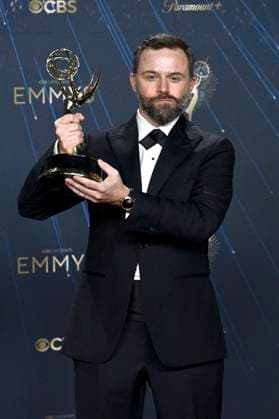 Philip Barantini with the Emmy for Best Director for the mini-series Adolescence at the 77 Primetime Emmy Awards 2025 Photocall at the Peacock Theater Los Angeles, 14 09 2025 Foto:xD.xStarbuckx xFuturexImagex emmy_5857