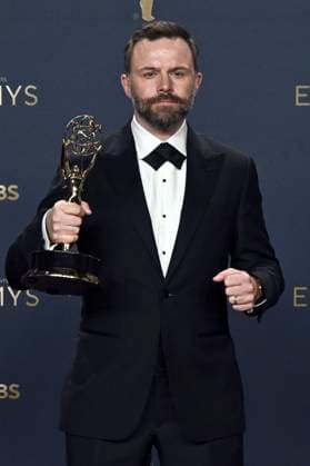 Philip Barantini with the Emmy for Best Director for the mini-series Adolescence at the 77 Primetime Emmy Awards 2025 Photocall at the Peacock Theater Los Angeles, 14 09 2025 Foto:xD.xStarbuckx xFuturexImagex emmy_5859