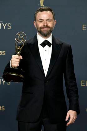 Philip Barantini with the Emmy for Best Director for the mini-series Adolescence at the 77 Primetime Emmy Awards 2025 Photocall at the Peacock Theater Los Angeles, 14 09 2025 Foto:xD.xStarbuckx xFuturexImagex emmy_5860