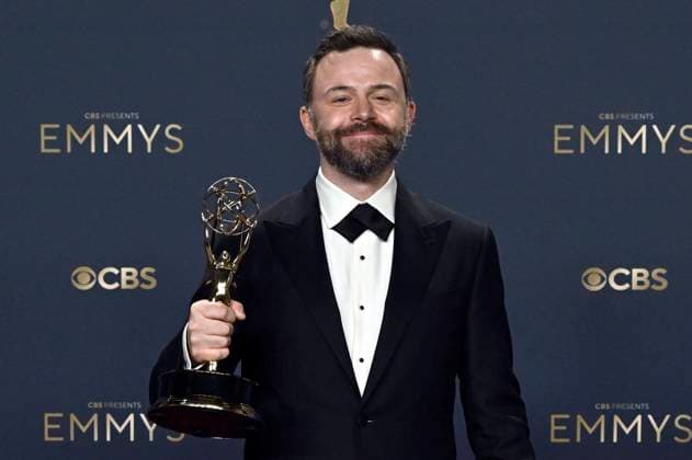 Philip Barantini with the Emmy for Best Director for the mini-series Adolescence at the 77 Primetime Emmy Awards 2025 Photocall at the Peacock Theater Los Angeles, 14 09 2025 Foto:xD.xStarbuckx xFuturexImagex emmy_5861