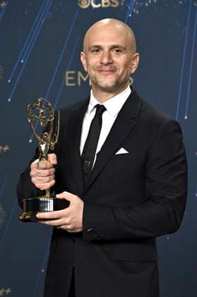 Adam Randall with the Emmy for Best Director for Drama Series Slow Horses at the 77 Primetime Emmy Awards 2025 Photocall at the Peacock Theater Los Angeles, 14 09 2025 Foto:xD.xStarbuckx xFuturexImagex emmy_5862