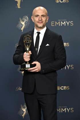 Adam Randall with the Emmy for Best Director for Drama Series Slow Horses at the 77 Primetime Emmy Awards 2025 Photocall at the Peacock Theater Los Angeles, 14 09 2025 Foto:xD.xStarbuckx xFuturexImagex emmy_5863
