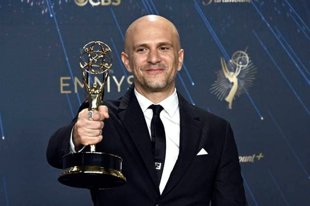 Adam Randall with the Emmy for Best Director for Drama Series Slow Horses at the 77 Primetime Emmy Awards 2025 Photocall at the Peacock Theater Los Angeles, 14 09 2025 Foto:xD.xStarbuckx xFuturexImagex emmy_5865
