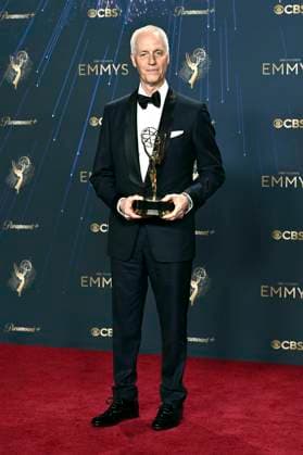 Dan Gilroy with the Emmy for Best Screenplay for the drama series Andor at the winners photocall of the 77 Primetime Emmy Awards 2025 at the Peacock Theater Los Angeles, 14 09 2025 Foto:xD.xStarbuckx xFuturexImagex emmy_5866