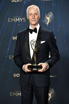 Dan Gilroy with the Emmy for Best Screenplay for the drama series Andor at the winners photocall of the 77 Primetime Emmy Awards 2025 at the Peacock Theater Los Angeles, 14 09 2025 Foto:xD.xStarbuckx xFuturexImagex emmy_5867