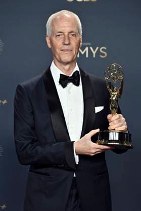 Dan Gilroy with the Emmy for Best Screenplay for the drama series Andor at the winners photocall of the 77 Primetime Emmy Awards 2025 at the Peacock Theater Los Angeles, 14 09 2025 Foto:xD.xStarbuckx xFuturexImagex emmy_5868