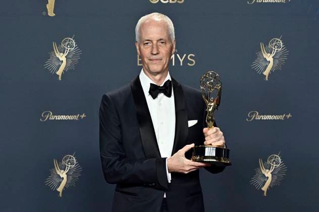 Dan Gilroy with the Emmy for Best Screenplay for the drama series Andor at the winners photocall of the 77 Primetime Emmy Awards 2025 at the Peacock Theater Los Angeles, 14 09 2025 Foto:xD.xStarbuckx xFuturexImagex emmy_5869