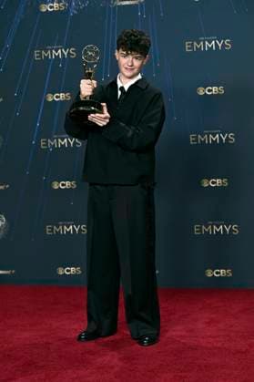 Owen Cooper with the Emmy for Best Supporting Actor in a Mini Series Adolescence at the 77 Primetime Emmy Awards 2025 Photocall at the Peacock Theater Los Angeles, 14 09 2025 Foto:xD.xStarbuckx xFuturexImagex emmy_5870