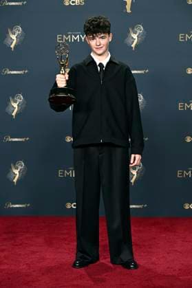 Owen Cooper with the Emmy for Best Supporting Actor in a Mini Series Adolescence at the 77 Primetime Emmy Awards 2025 Photocall at the Peacock Theater Los Angeles, 14 09 2025 Foto:xD.xStarbuckx xFuturexImagex emmy_5872