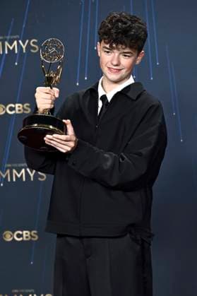 Owen Cooper with the Emmy for Best Supporting Actor in a Mini Series Adolescence at the 77 Primetime Emmy Awards 2025 Photocall at the Peacock Theater Los Angeles, 14 09 2025 Foto:xD.xStarbuckx xFuturexImagex emmy_5873