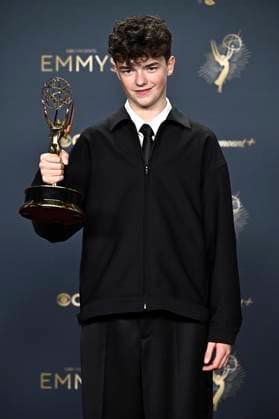 Owen Cooper with the Emmy for Best Supporting Actor in a Mini Series Adolescence at the 77 Primetime Emmy Awards 2025 Photocall at the Peacock Theater Los Angeles, 14 09 2025 Foto:xD.xStarbuckx xFuturexImagex emmy_5875