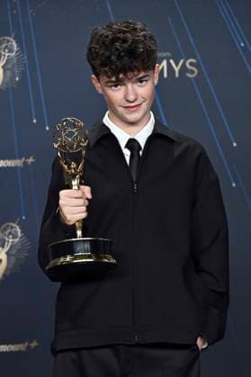 Owen Cooper with the Emmy for Best Supporting Actor in a Mini Series Adolescence at the 77 Primetime Emmy Awards 2025 Photocall at the Peacock Theater Los Angeles, 14 09 2025 Foto:xD.xStarbuckx xFuturexImagex emmy_5876