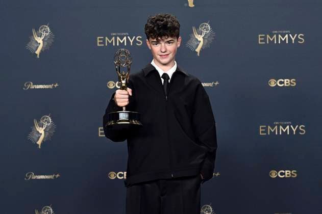 Owen Cooper with the Emmy for Best Supporting Actor in a Mini Series Adolescence at the 77 Primetime Emmy Awards 2025 Photocall at the Peacock Theater Los Angeles, 14 09 2025 Foto:xD.xStarbuckx xFuturexImagex emmy_5877