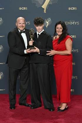 Owen Cooper with the Emmy for Best Supporting Actor in a Mini Series Adolescence and his parents Andy and Noreen Coopervis at the 77 Primetime Emmy Awards 2025 Photocall at the Peacock Theater Los Angeles, September 14, 2025 Foto:xD.xStarbuckx xFuturexImagex emmy_5878