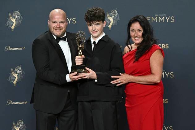 Owen Cooper with the Emmy for Best Supporting Actor in a Mini Series Adolescence and his parents Andy and Noreen Coopervis at the 77 Primetime Emmy Awards 2025 Photocall at the Peacock Theater Los Angeles, September 14, 2025 Foto:xD.xStarbuckx xFuturexImagex emmy_5879