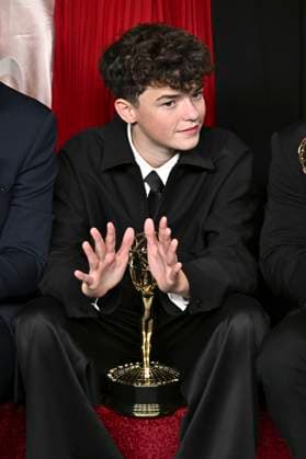 Owen Cooper with the Emmy for Best Supporting Actor in a Mini Series Adolescence at the 77 Primetime Emmy Awards 2025 Photocall at the Peacock Theater Los Angeles, 14 09 2025 Foto:xD.xStarbuckx xFuturexImagex emmy_5880