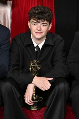 Owen Cooper with the Emmy for Best Supporting Actor in a Mini Series Adolescence at the 77 Primetime Emmy Awards 2025 Photocall at the Peacock Theater Los Angeles, 14 09 2025 Foto:xD.xStarbuckx xFuturexImagex emmy_5881