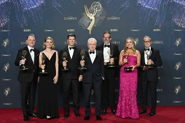Javier Winnik, Caroline Maroney, Colin Jost, Lorne Michaels, Erik Kenward, Erin Doyle and Tom Broecker with the Emmy for Outstanding Variety Special Live for SNL50 The Anniversary Special at the winners photocall of the 77 Primetime Emmy Awards 2025 at the Peacock Theater Los Angeles, 14 09 2025 Foto:xD.xStarbuckx xFuturexImagex emmy_5894