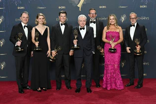 Javier Winnik, Caroline Maroney, Colin Jost, Lorne Michaels, Erik Kenward, Erin Doyle and Tom Broecker with the Emmy for Outstanding Variety Special Live for SNL50 The Anniversary Special at the winners photocall of the 77 Primetime Emmy Awards 2025 at the Peacock Theater Los Angeles, 14 09 2025 Foto:xD.xStarbuckx xFuturexImagex emmy_5895