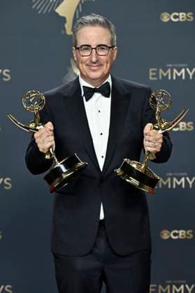 Stephen Colbert with the Emmy for Best Talk Series The Late Show with Stephen Colbert at the 77 Primetime Emmy Awards 2025 Photocall at the Peacock Theater Los Angeles, September 14, 2025 Foto:xD.xStarbuckx xFuturexImagex emmy_5899