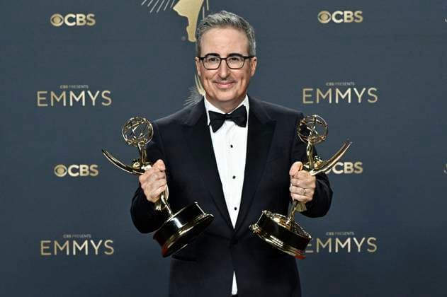 Stephen Colbert with the Emmy for Best Talk Series The Late Show with Stephen Colbert at the 77 Primetime Emmy Awards 2025 Photocall at the Peacock Theater Los Angeles, September 14, 2025 Foto:xD.xStarbuckx xFuturexImagex emmy_5900
