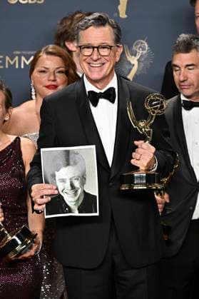 Stephen Colbert with the Emmy for Best Talk Series The Late Show with Stephen Colbert at the 77 Primetime Emmy Awards 2025 Photocall at the Peacock Theater Los Angeles, September 14, 2025 Foto:xD.xStarbuckx xFuturexImagex emmy_5901